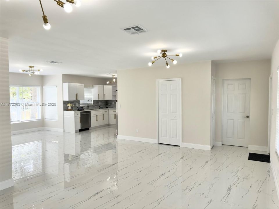 Недавно продано: $595,000 (4 спален, 2 ванн, 1829 Квадратных фут)