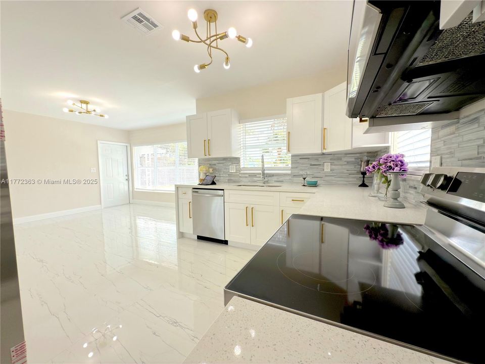 Недавно продано: $595,000 (4 спален, 2 ванн, 1829 Квадратных фут)