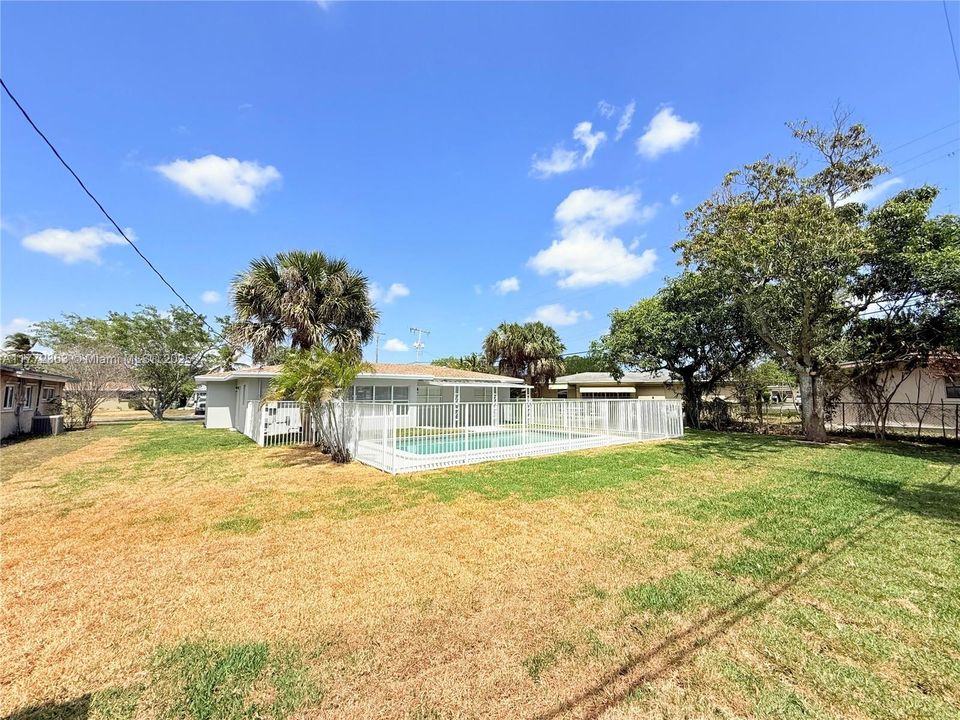 Недавно продано: $595,000 (4 спален, 2 ванн, 1829 Квадратных фут)