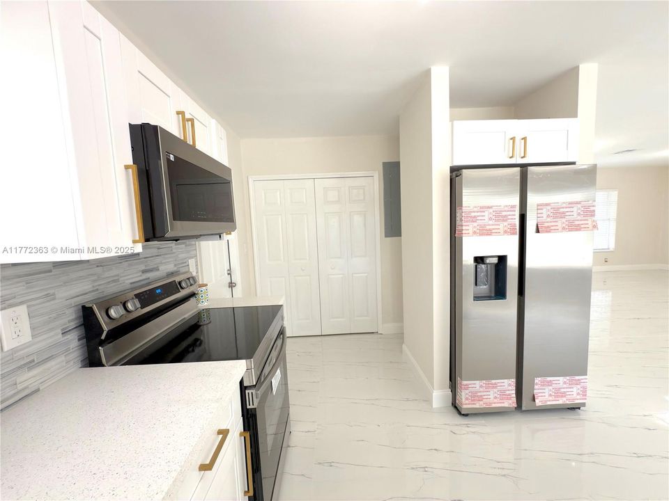 Недавно продано: $595,000 (4 спален, 2 ванн, 1829 Квадратных фут)