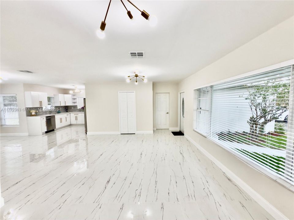 Недавно продано: $595,000 (4 спален, 2 ванн, 1829 Квадратных фут)