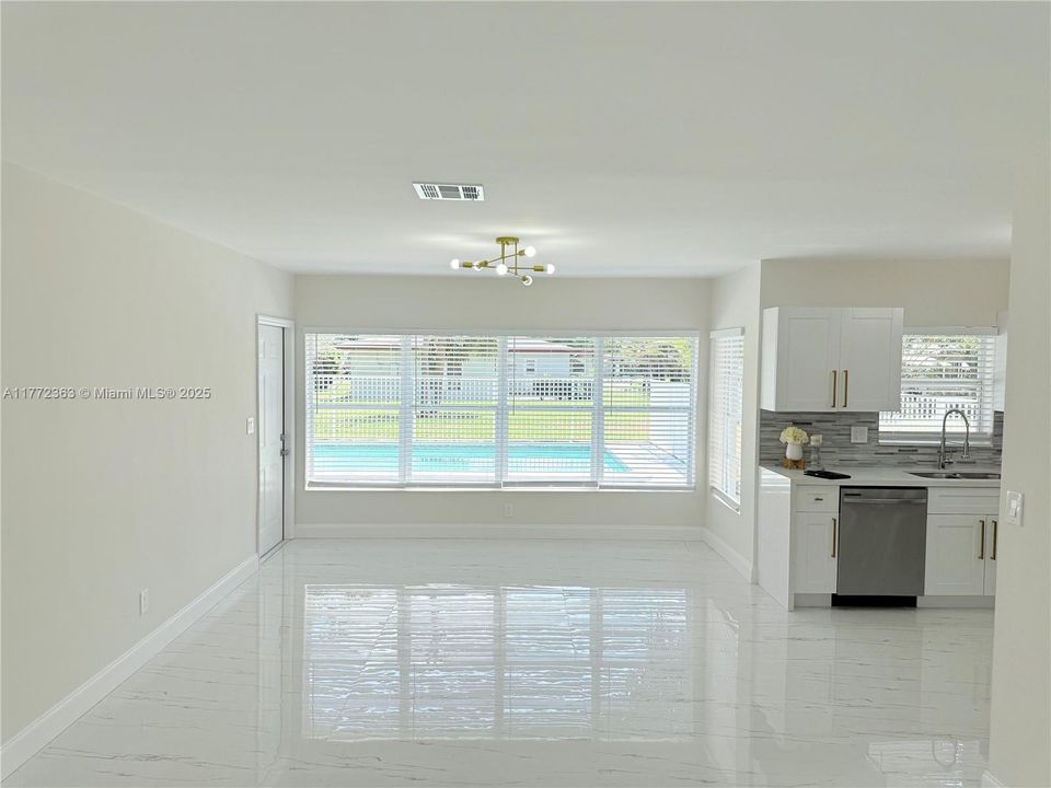 Недавно продано: $595,000 (4 спален, 2 ванн, 1829 Квадратных фут)