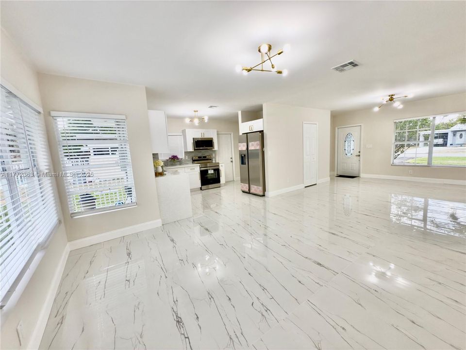 Недавно продано: $595,000 (4 спален, 2 ванн, 1829 Квадратных фут)