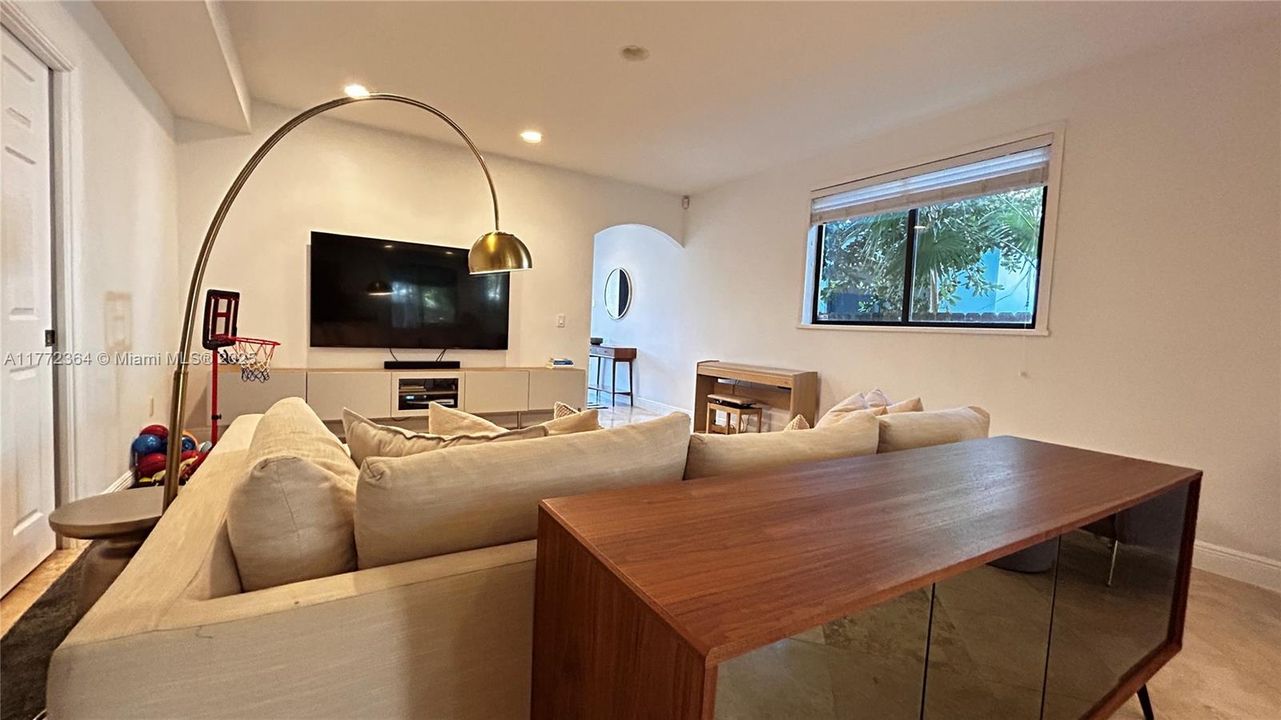 Недавно арендовано: $5,100 (3 спален, 2 ванн, 2073 Квадратных фут)