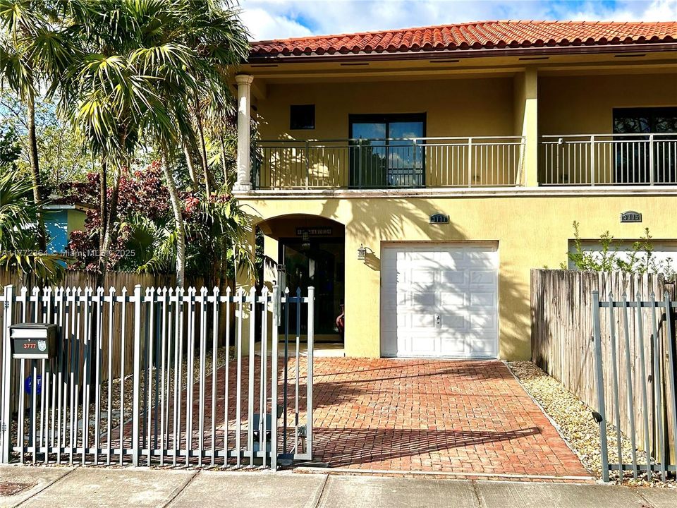 Недавно арендовано: $5,100 (3 спален, 2 ванн, 2073 Квадратных фут)