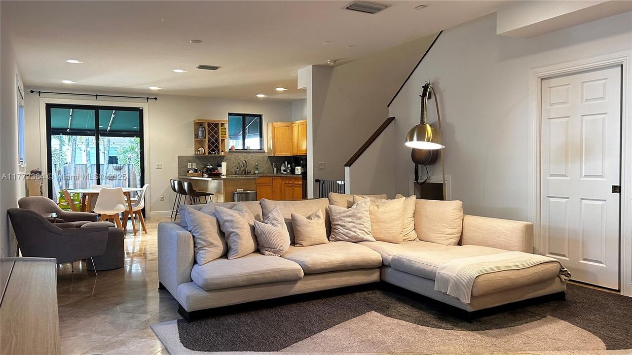 Недавно арендовано: $5,100 (3 спален, 2 ванн, 2073 Квадратных фут)