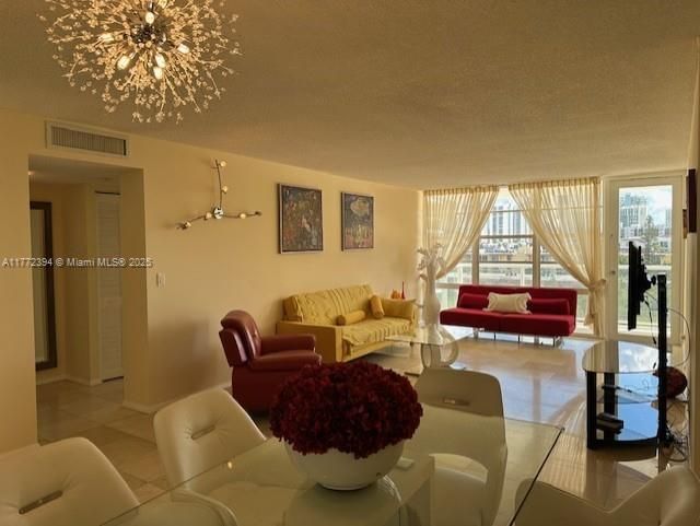 Recientemente alquilado: $2,600 (2 camas, 2 baños, 1286 Pies cuadrados)