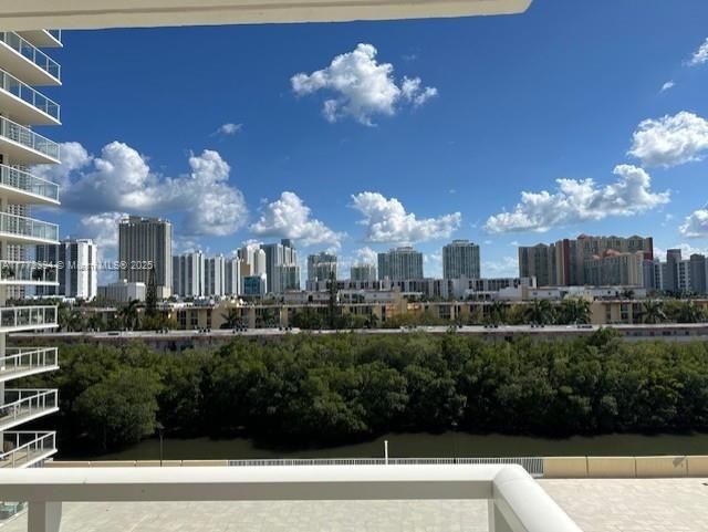 Recientemente alquilado: $2,600 (2 camas, 2 baños, 1286 Pies cuadrados)