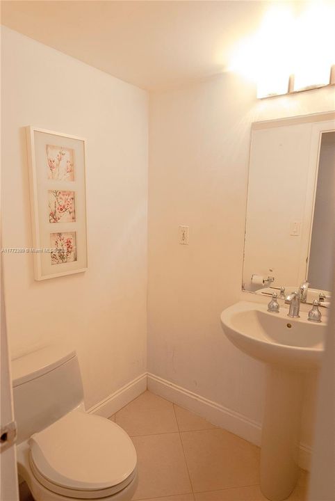 For Sale: $320,000 (1 beds, 1 baths, 855 Square Feet)