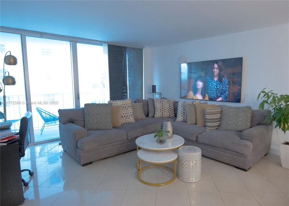 For Sale: $320,000 (1 beds, 1 baths, 855 Square Feet)