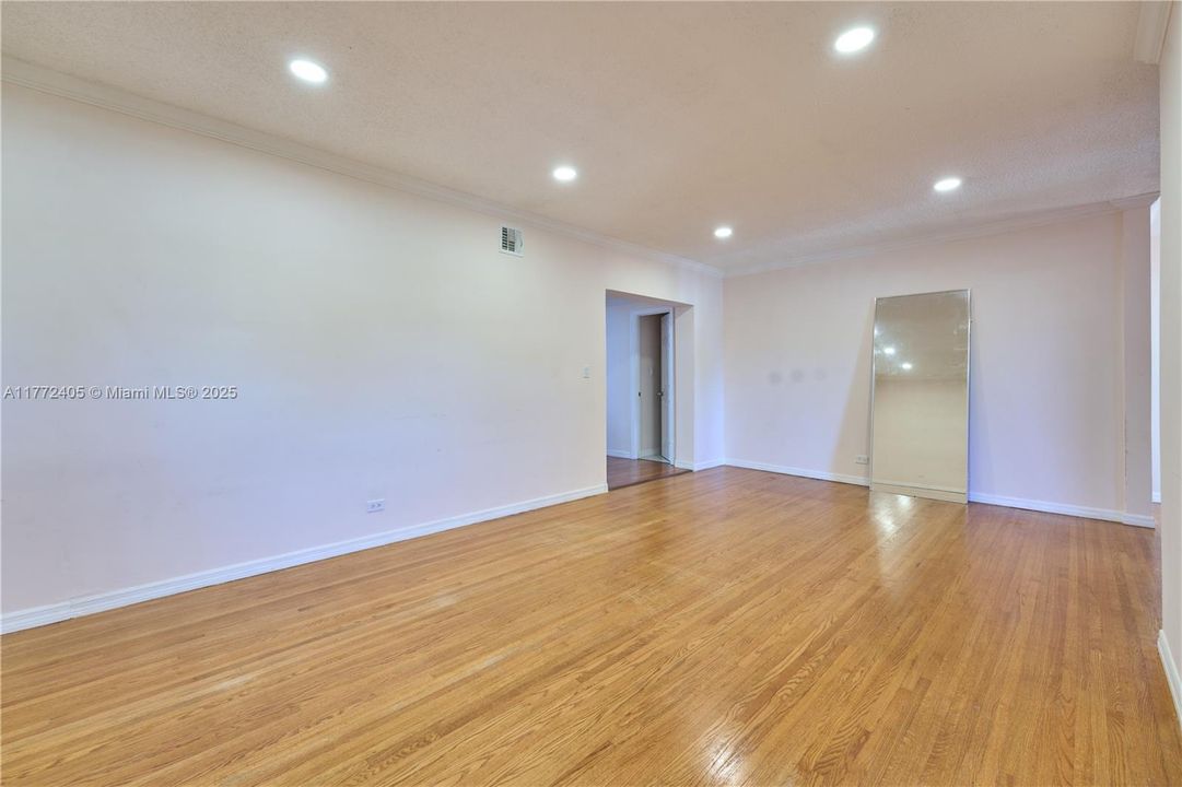 最近租的: $4,300 (4 贝兹, 3 浴室, 1800 平方英尺)