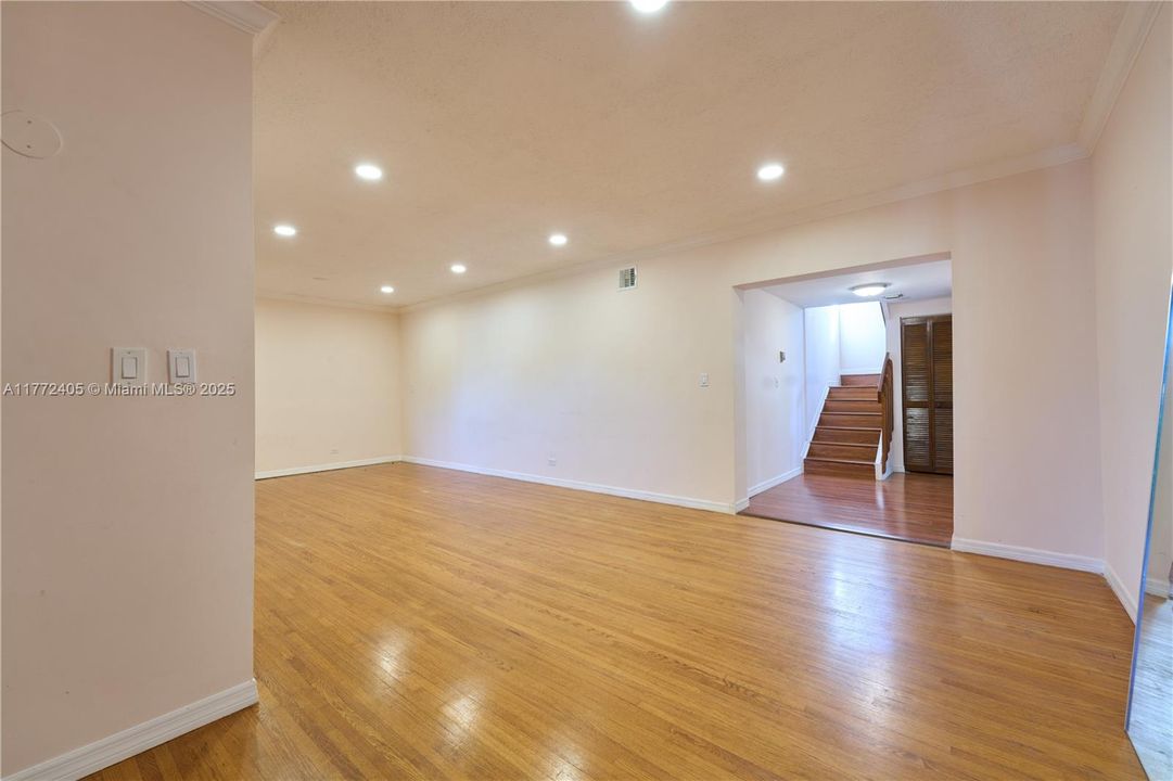 最近租的: $4,300 (4 贝兹, 3 浴室, 1800 平方英尺)