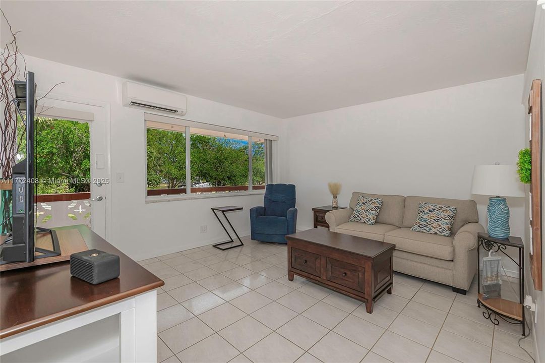 No neighbors front or back of the unit