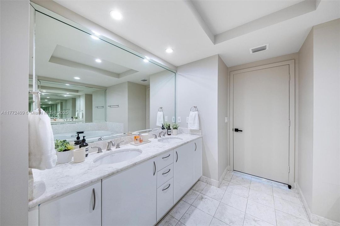 Active With Contract: $2,700,000 (3 beds, 3 baths, 2130 Square Feet)