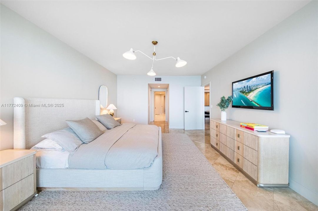 Active With Contract: $2,700,000 (3 beds, 3 baths, 2130 Square Feet)