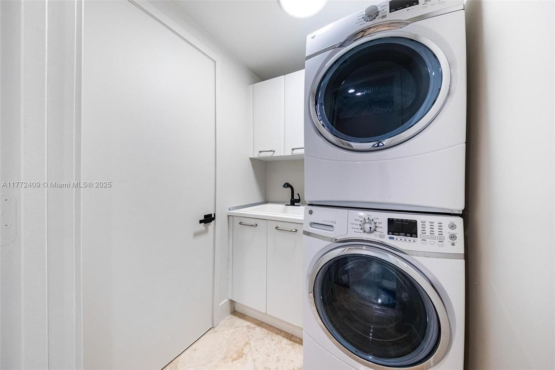 Active With Contract: $2,700,000 (3 beds, 3 baths, 2130 Square Feet)