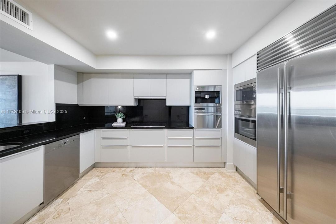 Active With Contract: $2,700,000 (3 beds, 3 baths, 2130 Square Feet)