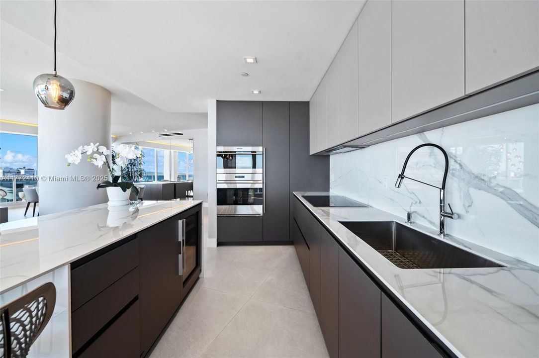 Active With Contract: $7,200,000 (3 beds, 3 baths, 2850 Square Feet)