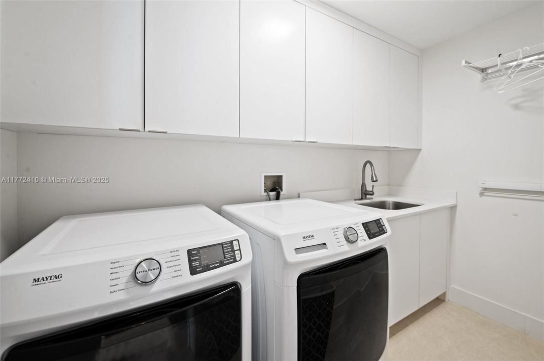 Active With Contract: $7,200,000 (3 beds, 3 baths, 2850 Square Feet)