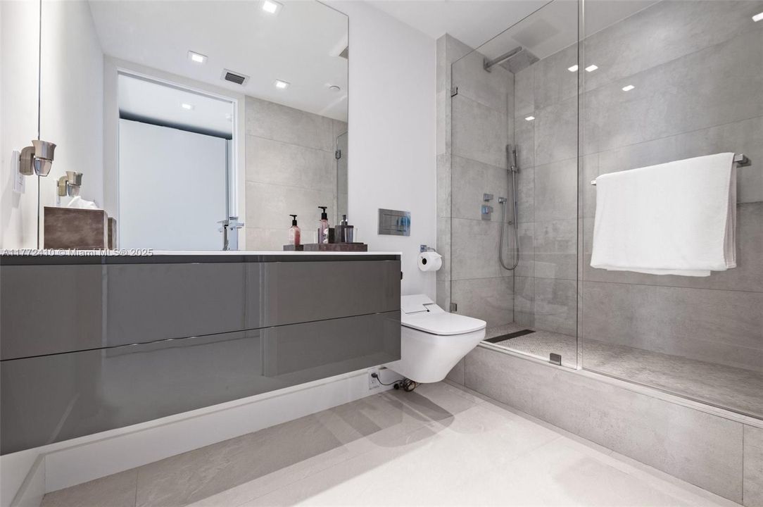 Active With Contract: $7,200,000 (3 beds, 3 baths, 2850 Square Feet)