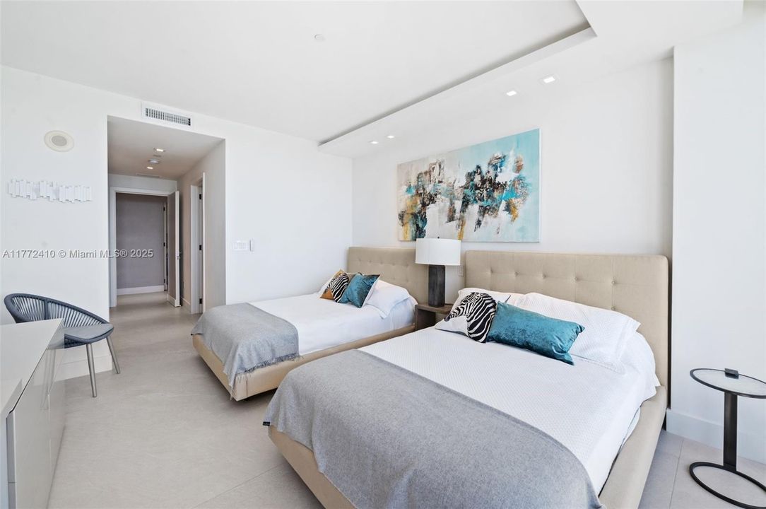 Active With Contract: $7,200,000 (3 beds, 3 baths, 2850 Square Feet)
