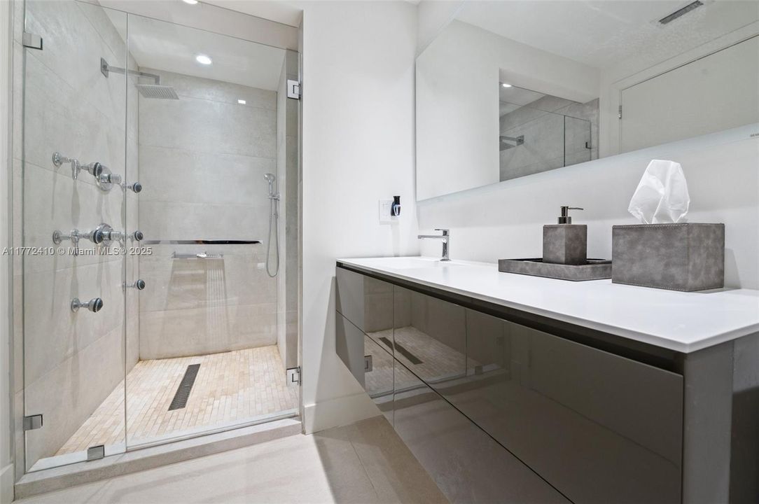 Active With Contract: $7,200,000 (3 beds, 3 baths, 2850 Square Feet)