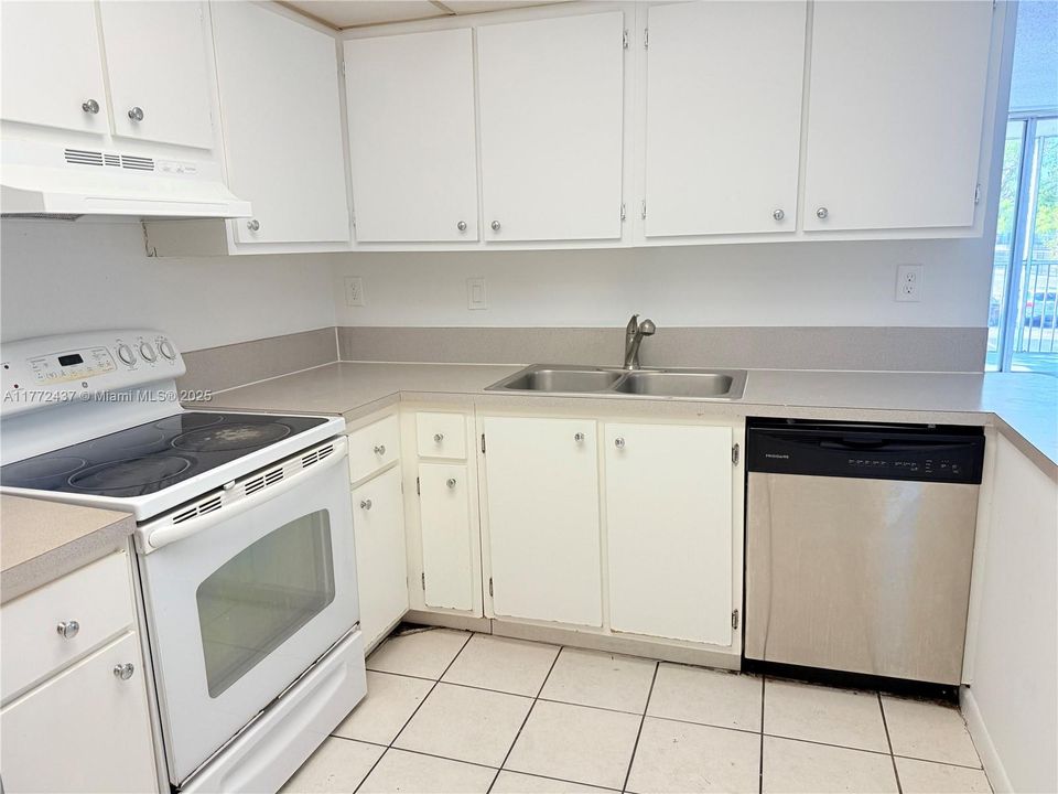 Recently Rented: $1,950 (2 beds, 2 baths, 1155 Square Feet)