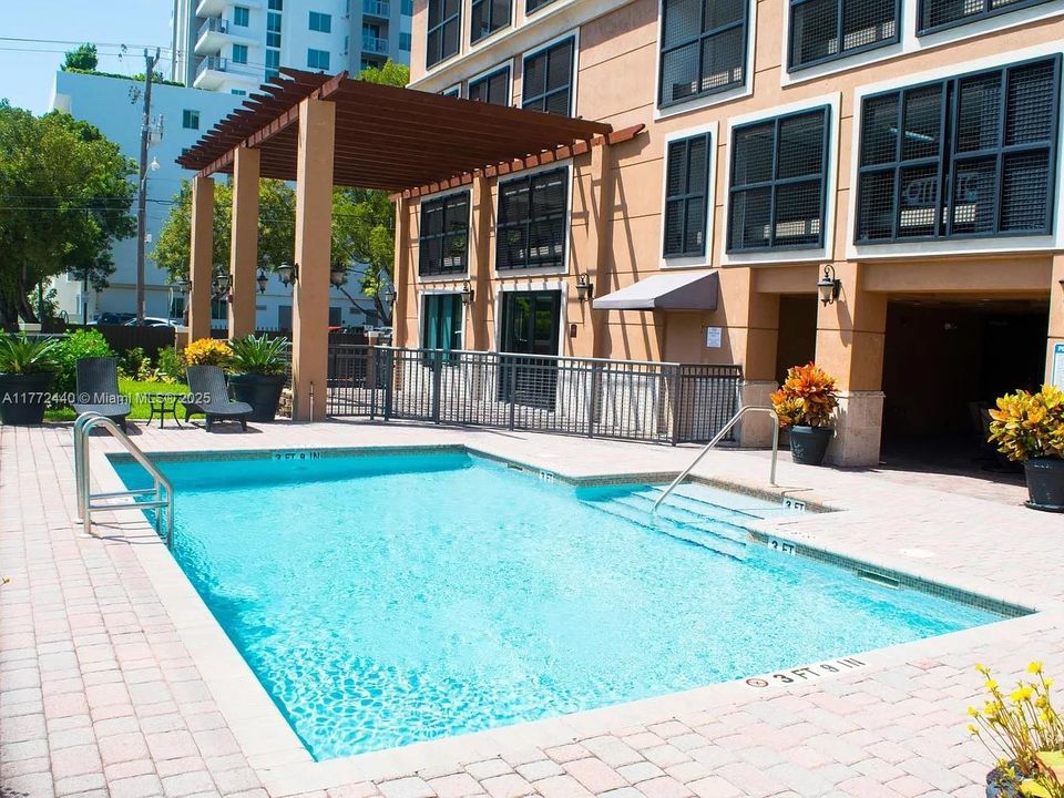 Недавно продано: $570,000 (2 спален, 2 ванн, 1053 Квадратных фут)