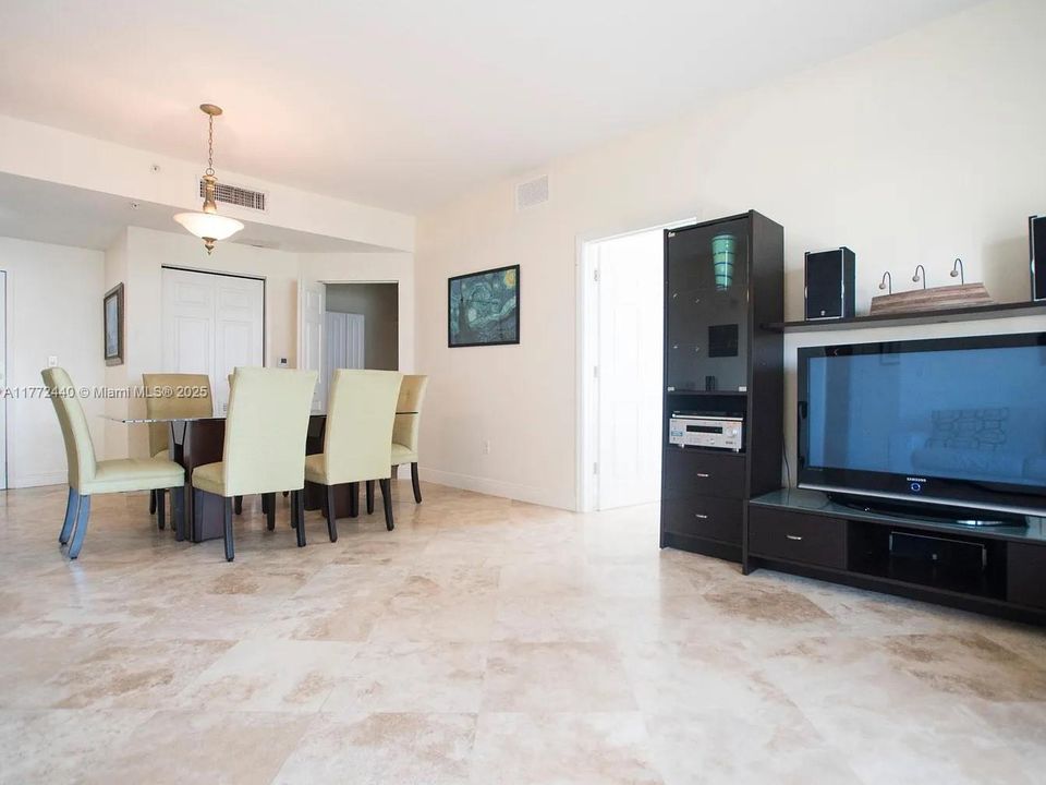 Недавно продано: $570,000 (2 спален, 2 ванн, 1053 Квадратных фут)