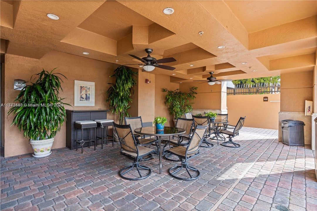 Недавно продано: $570,000 (2 спален, 2 ванн, 1053 Квадратных фут)