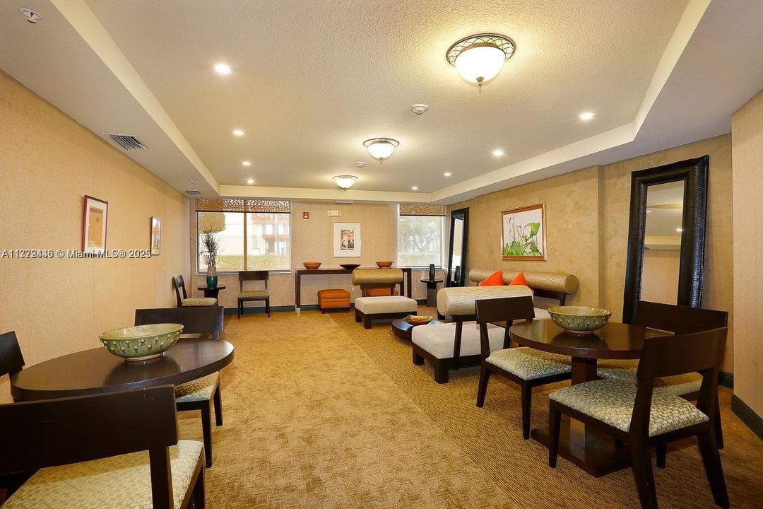 Недавно продано: $570,000 (2 спален, 2 ванн, 1053 Квадратных фут)