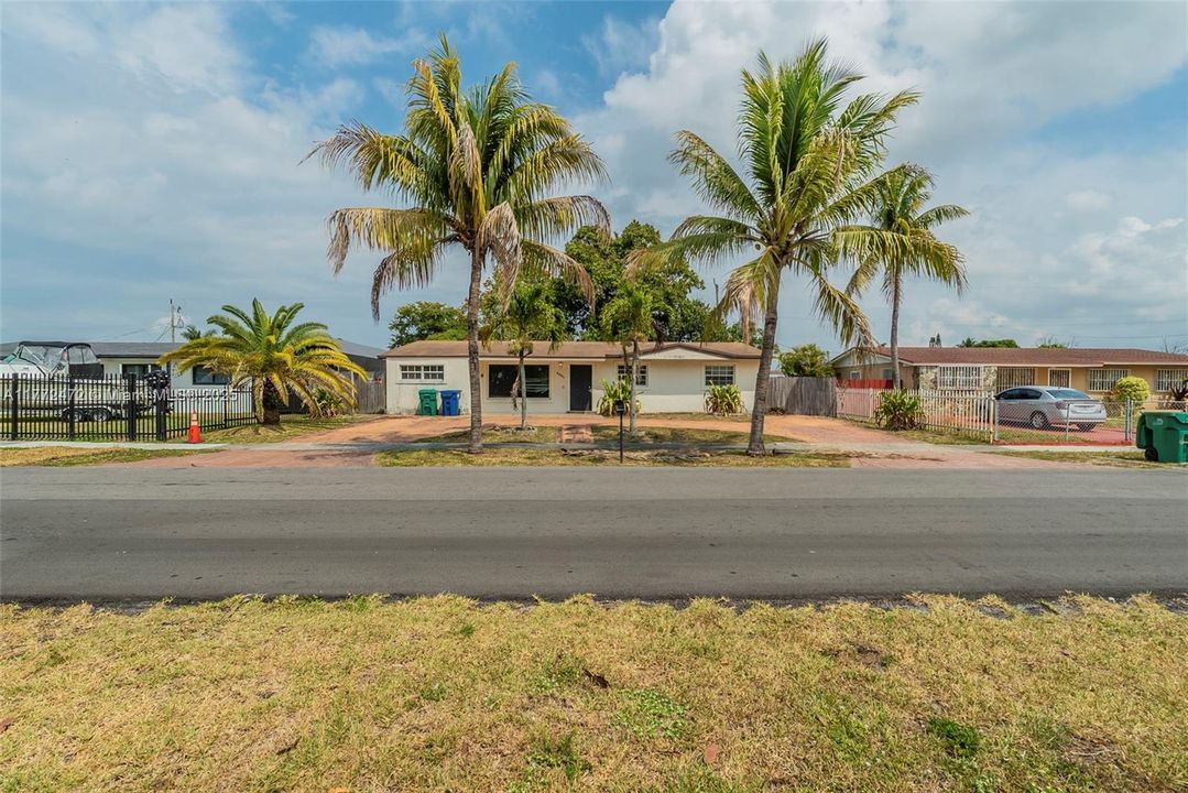 Recently Sold: $555,000 (3 beds, 2 baths, 1422 Square Feet)