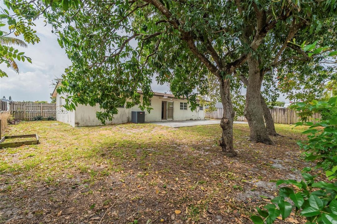 Recently Sold: $555,000 (3 beds, 2 baths, 1422 Square Feet)