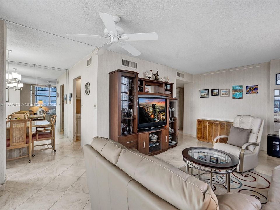 En Renta: $2,475 (2 camas, 2 baños, 1250 Pies cuadrados)