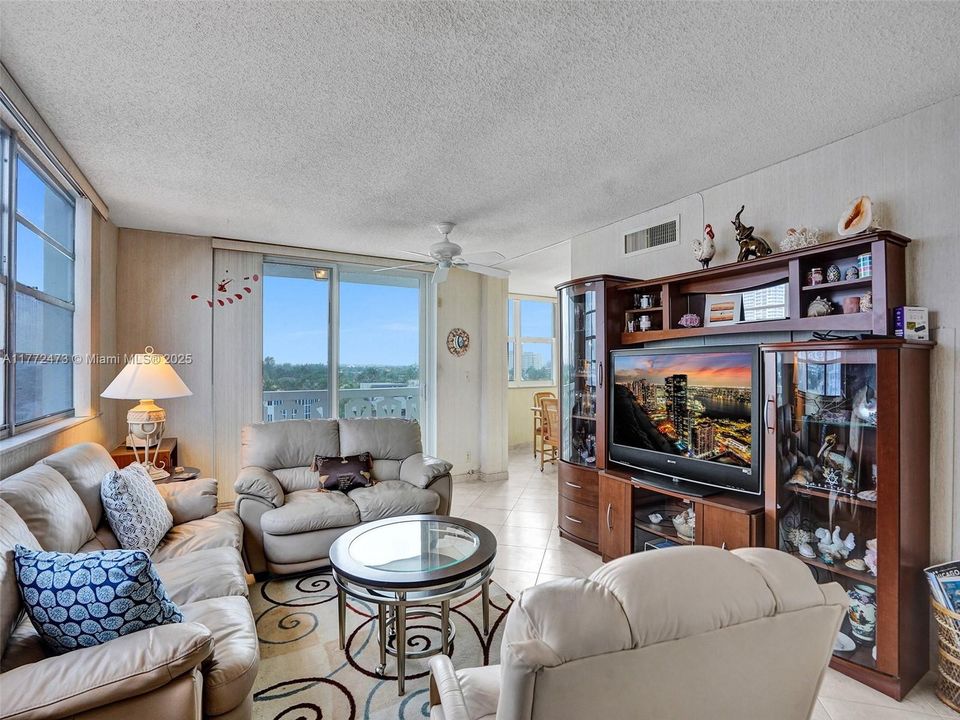 En Renta: $2,475 (2 camas, 2 baños, 1250 Pies cuadrados)