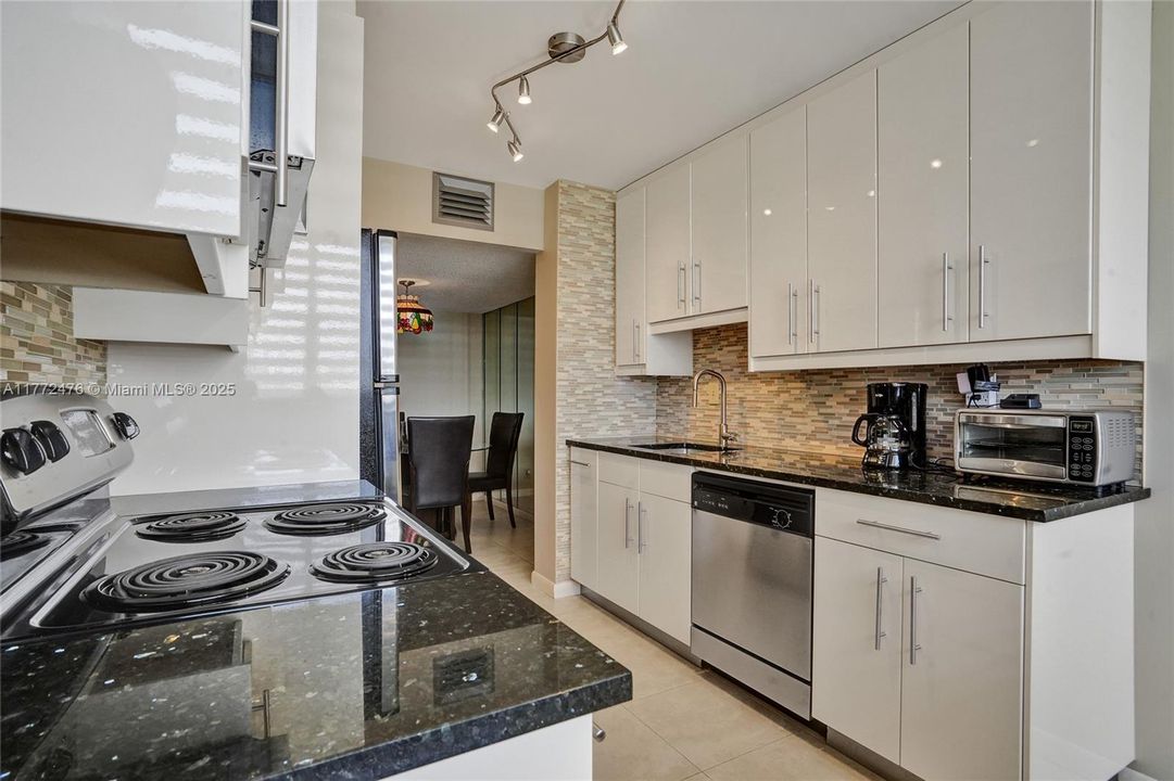 Recently Rented: $2,000 (1 beds, 1 baths, 982 Square Feet)