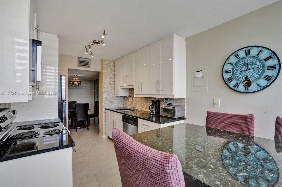 Recently Rented: $2,000 (1 beds, 1 baths, 982 Square Feet)