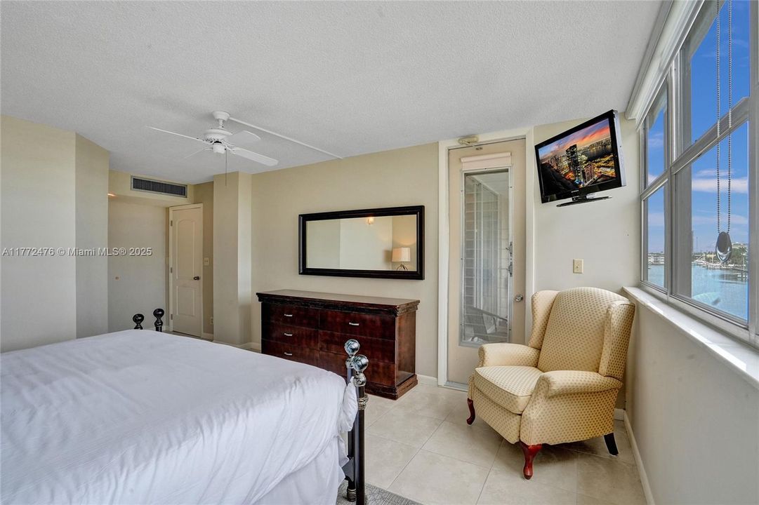 Recently Rented: $2,000 (1 beds, 1 baths, 982 Square Feet)