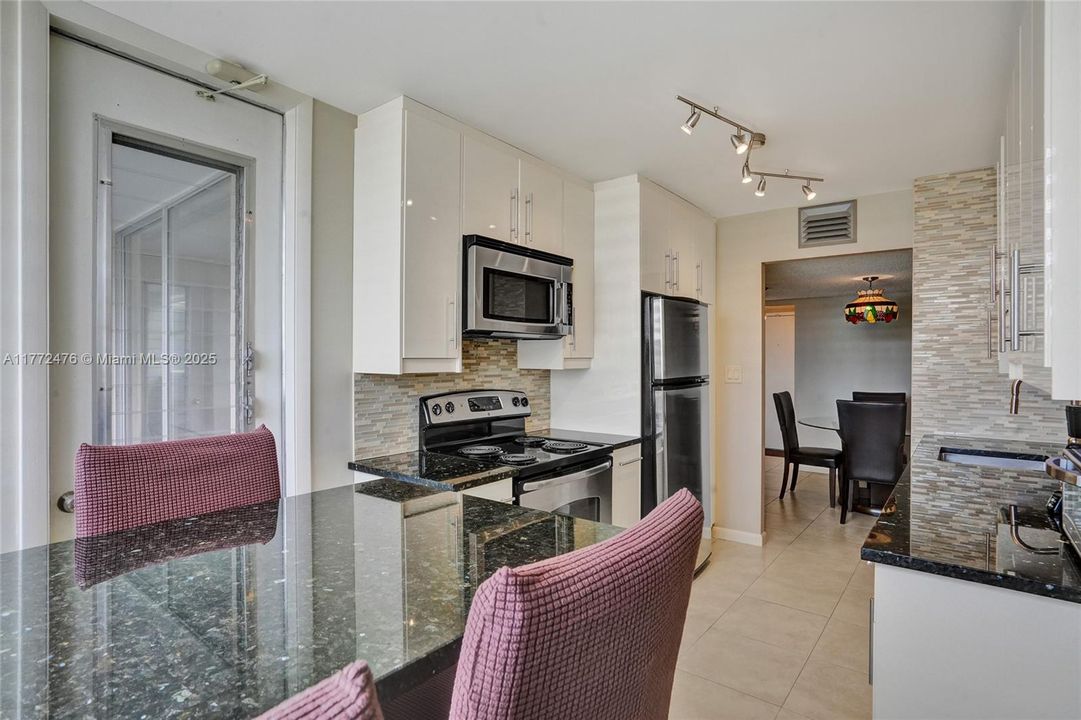 Recently Rented: $2,000 (1 beds, 1 baths, 982 Square Feet)