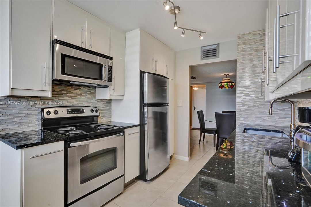 Recently Rented: $2,000 (1 beds, 1 baths, 982 Square Feet)