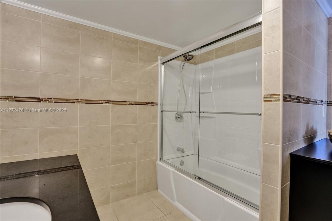 Recently Rented: $2,000 (1 beds, 1 baths, 982 Square Feet)