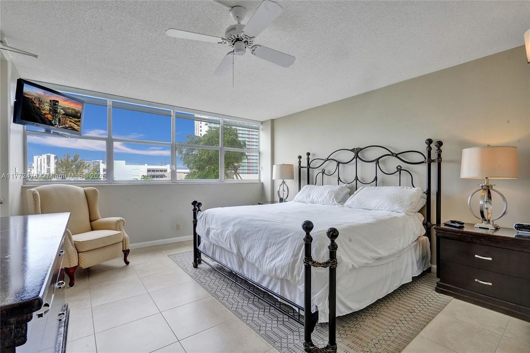 Recently Rented: $2,000 (1 beds, 1 baths, 982 Square Feet)