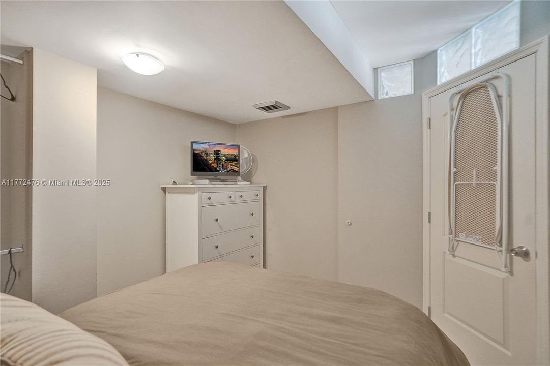 Recently Rented: $2,000 (1 beds, 1 baths, 982 Square Feet)