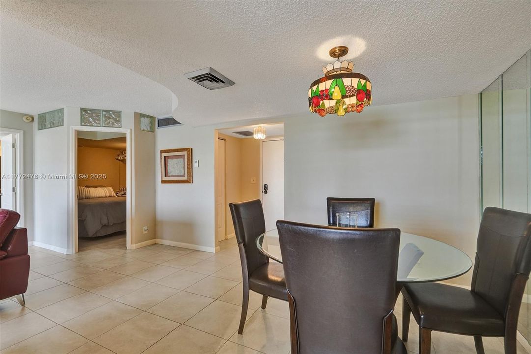 Recently Rented: $2,000 (1 beds, 1 baths, 982 Square Feet)