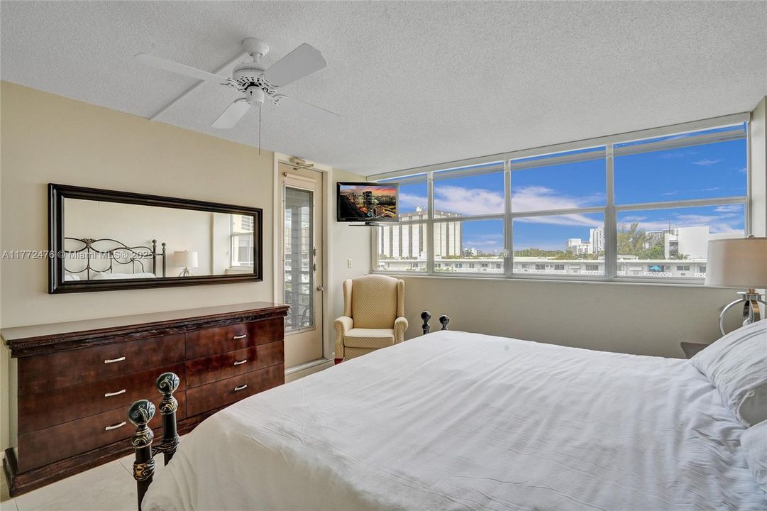 Recently Rented: $2,000 (1 beds, 1 baths, 982 Square Feet)