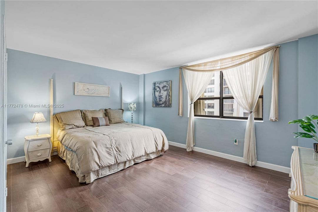 For Sale: $560,000 (1 beds, 1 baths, 1019 Square Feet)