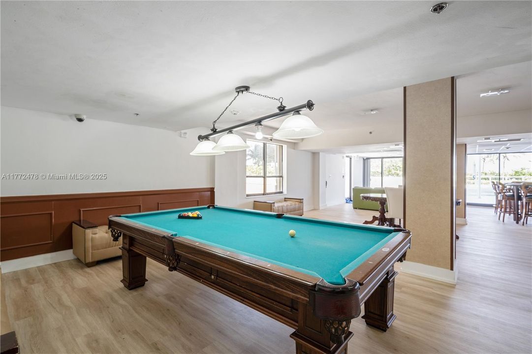 For Sale: $560,000 (1 beds, 1 baths, 1019 Square Feet)