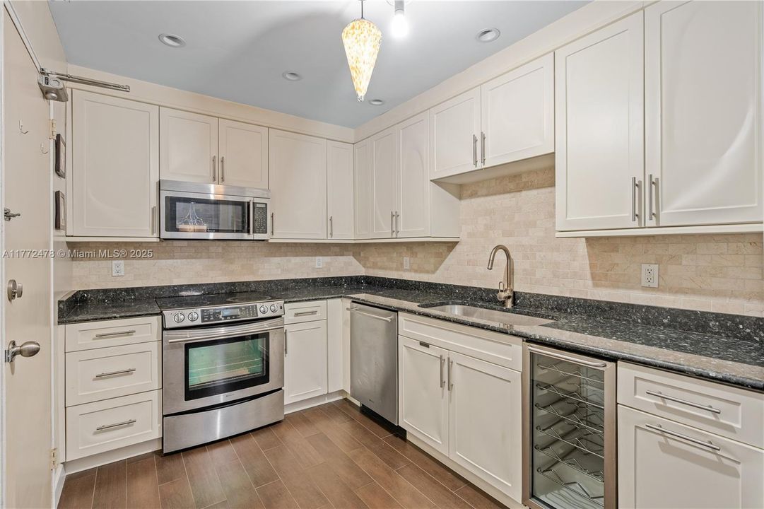 For Sale: $560,000 (1 beds, 1 baths, 1019 Square Feet)
