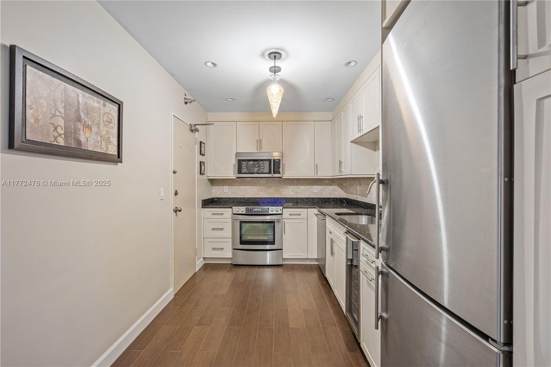 For Sale: $560,000 (1 beds, 1 baths, 1019 Square Feet)
