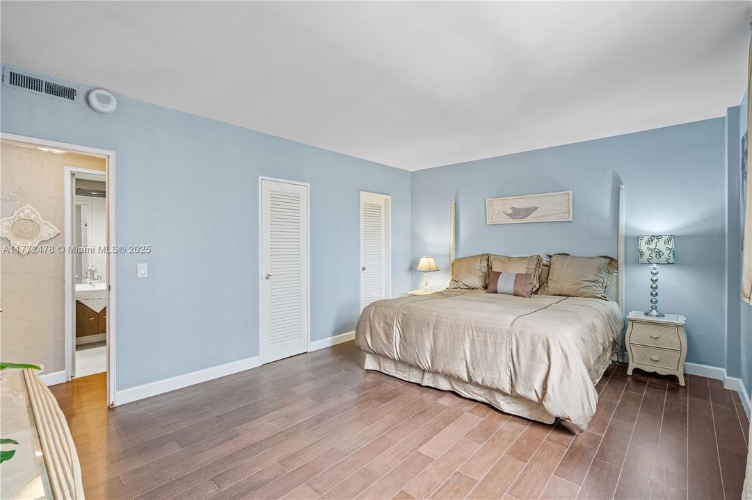 For Sale: $560,000 (1 beds, 1 baths, 1019 Square Feet)